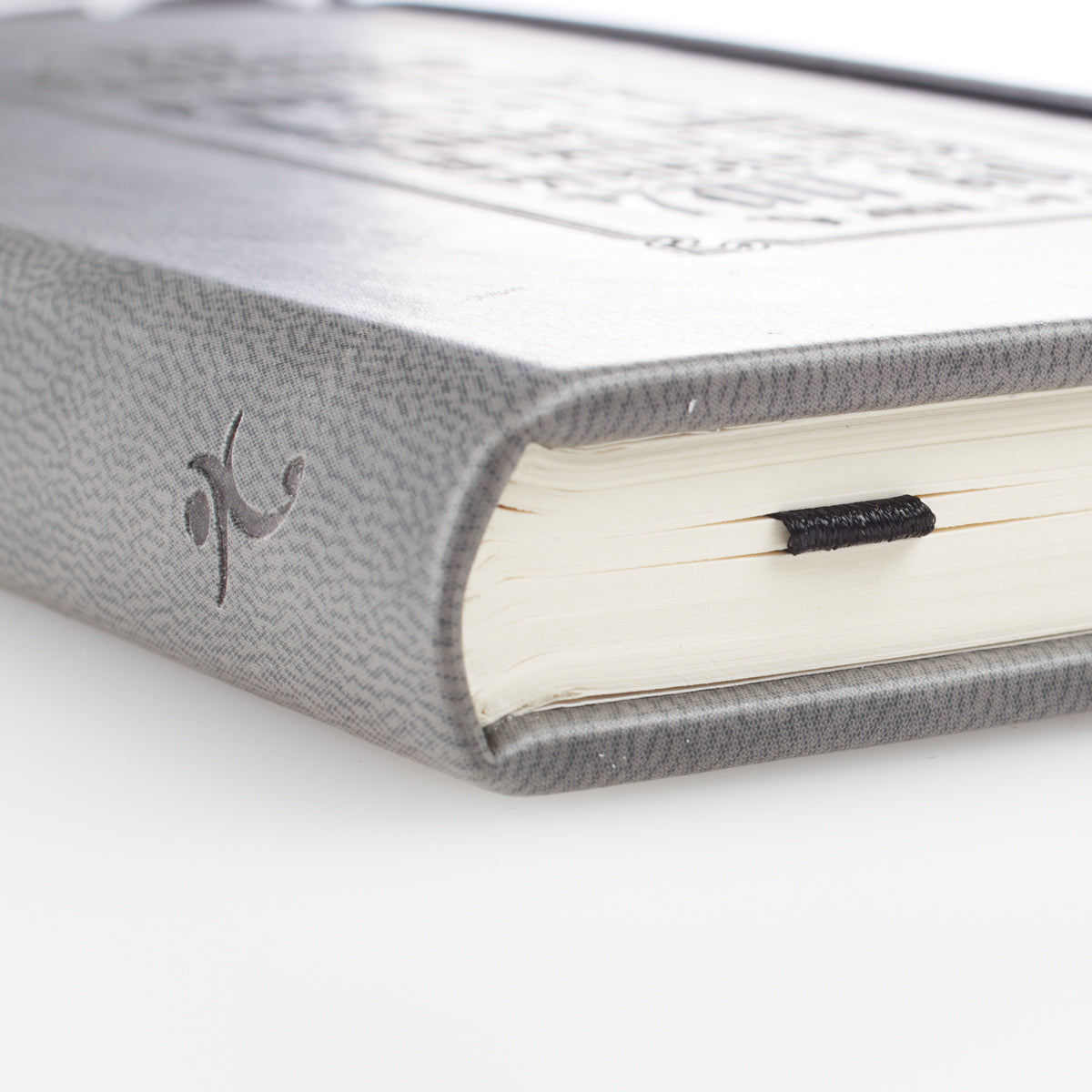 Notebook: Be Strong and Courageous With Elastic Band Closure Gray