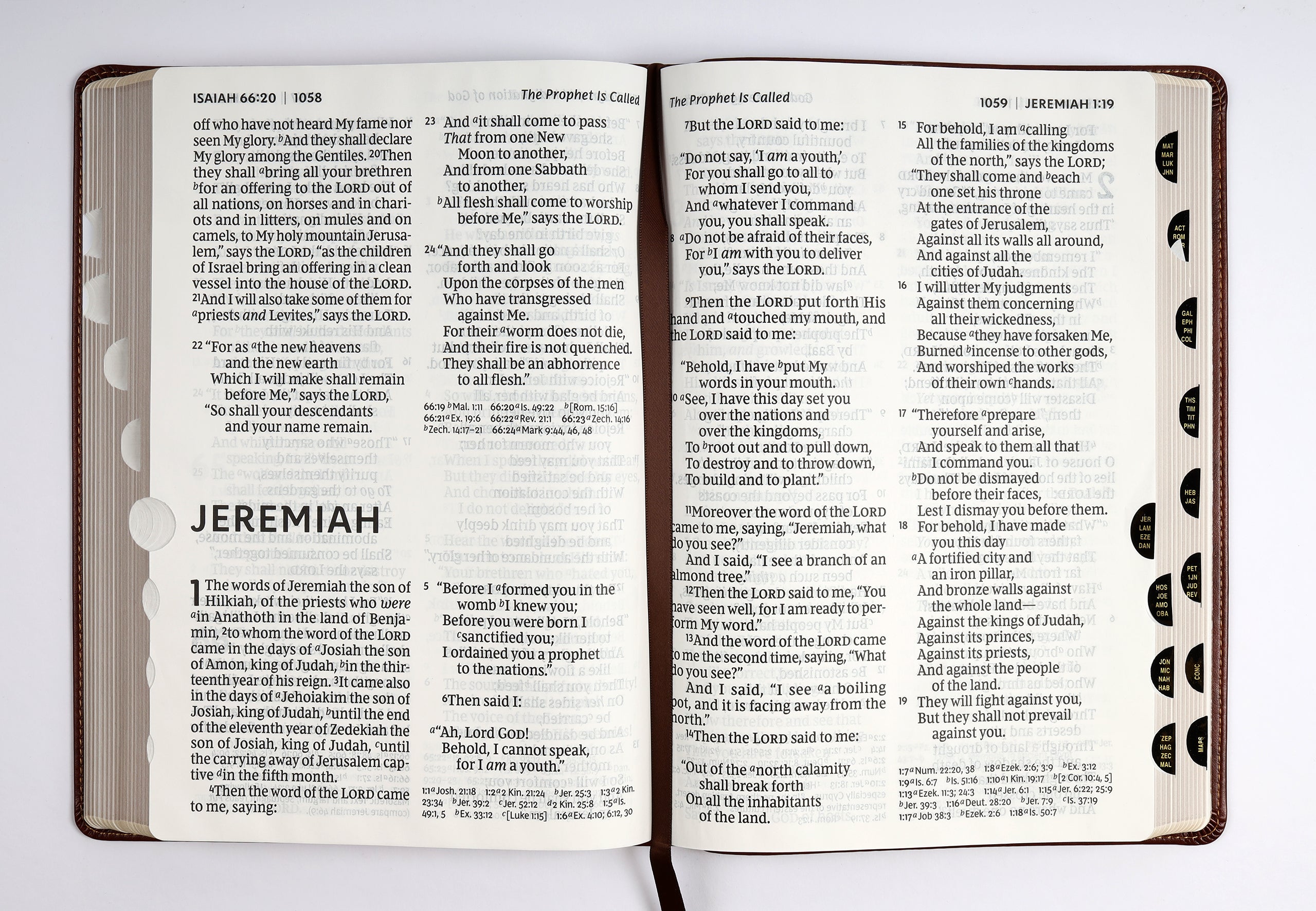NKJV Reference Bible Super Giant Print Brown Thumb Index (Red Letter Edition)