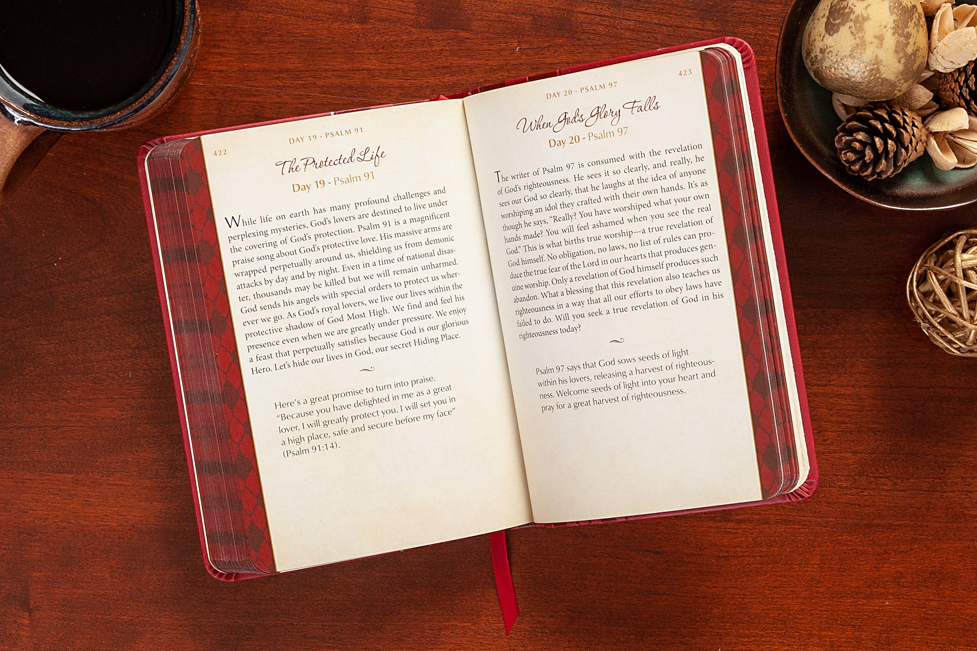 TPT the Psalms & Proverbs (2 In 1 Collection With Devotions)