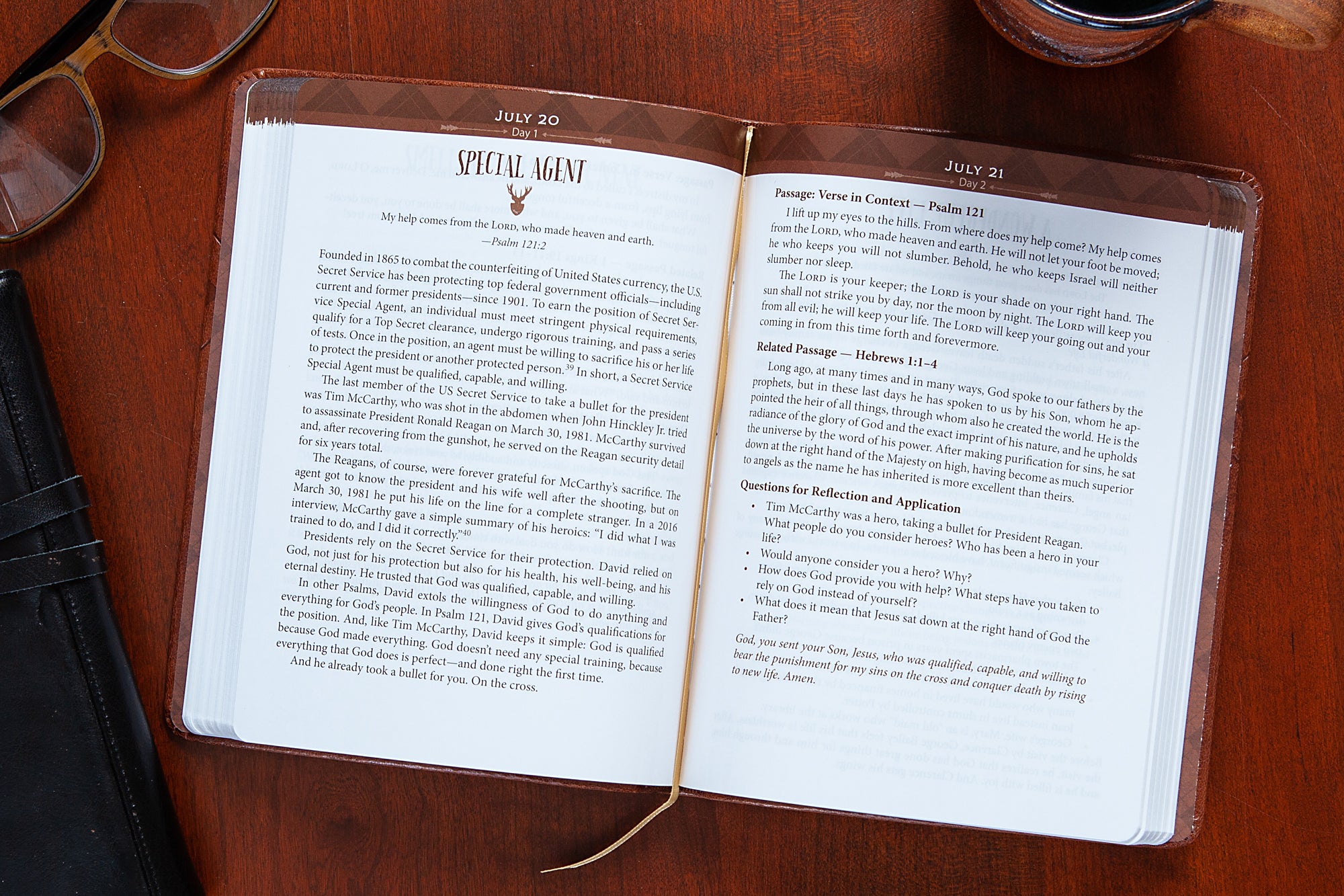 Daily Strength For Men (365 Daily Devotions Series)