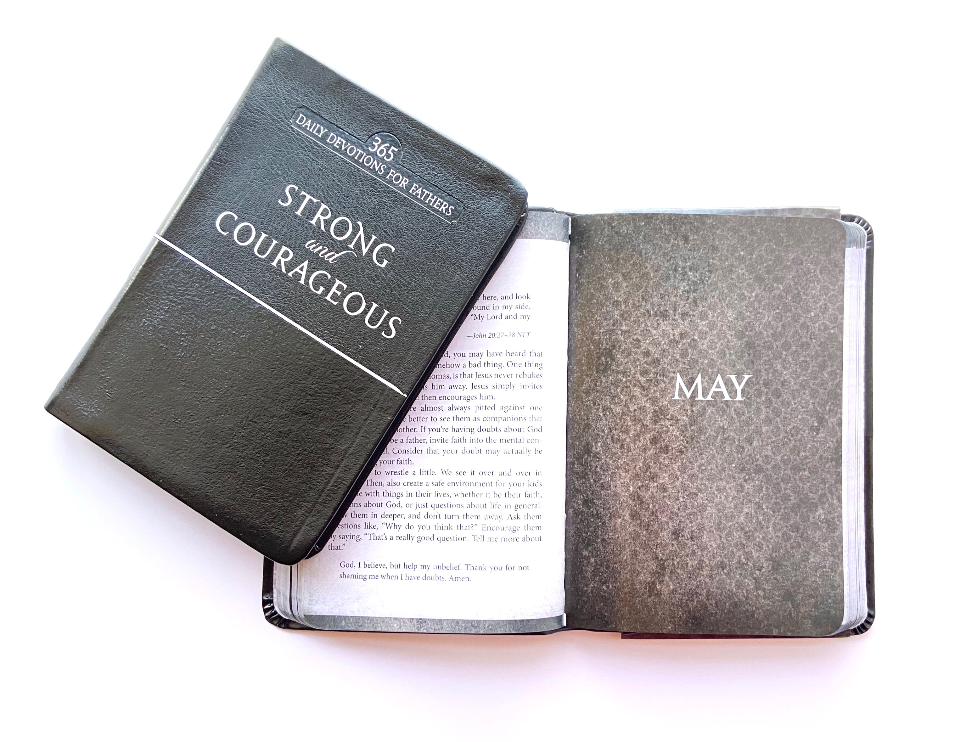 Strong and Courageous: 365 Daily Devotions For Fathers (Black)