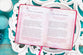 Descansa En La Presencia De Dios: 365 Devocionales Diarios (Spanish)