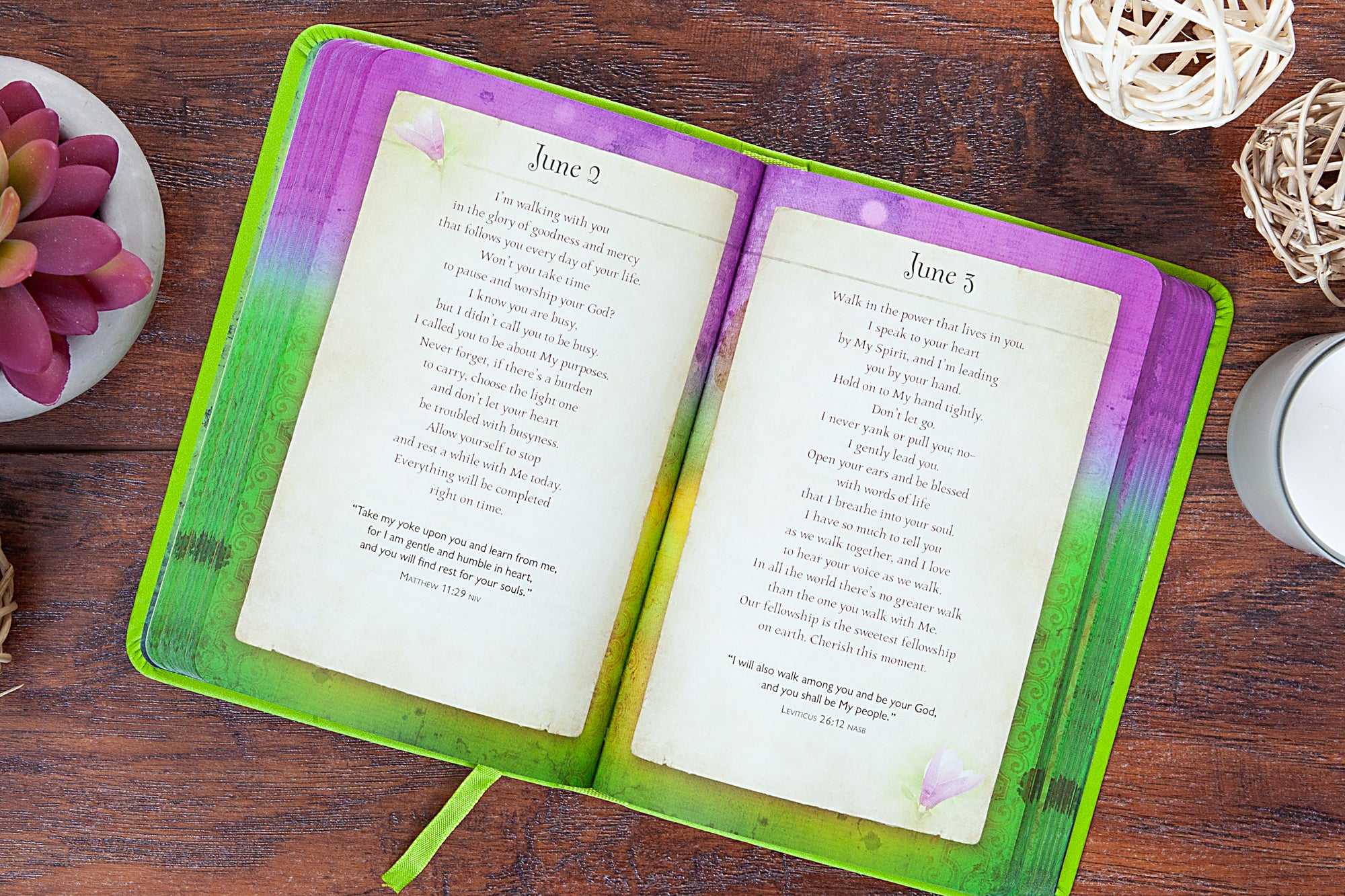 Walk With Me, Jesus: Daily Words of Hope and Encouragement (Gift Edition)