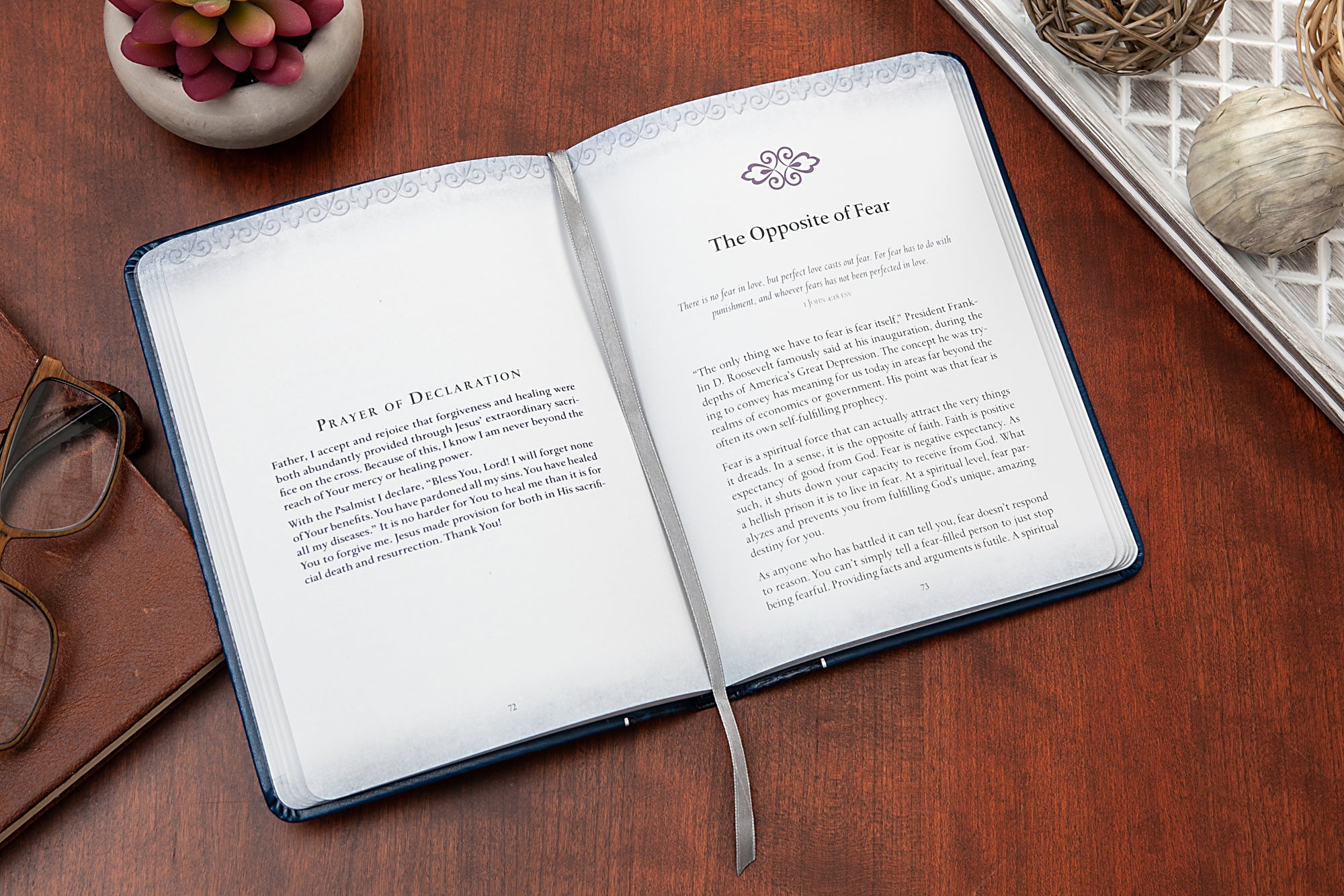 Praying Grace: 55 Meditations & Declarations on the Finished Work of Christ (Gift Edition)