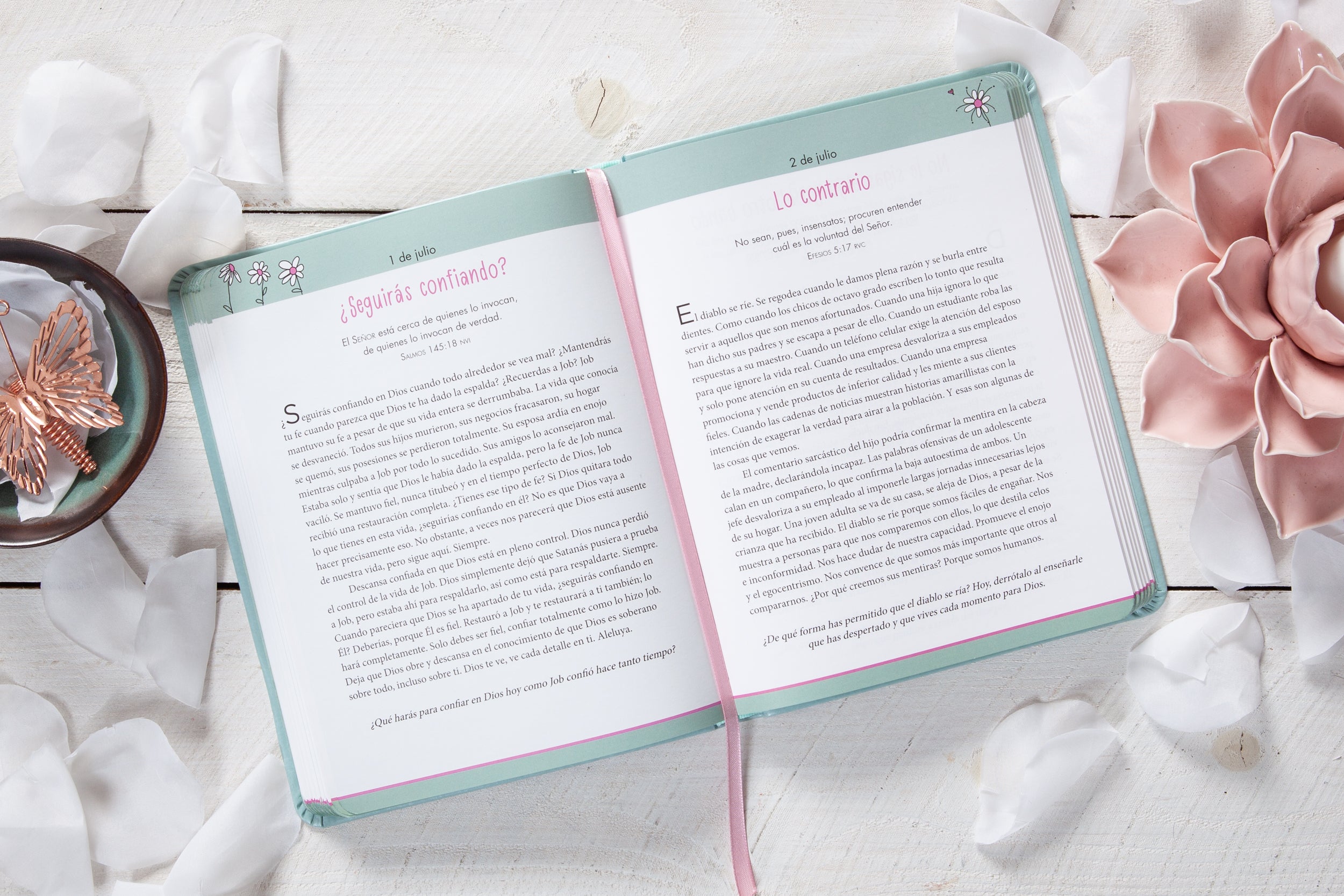 Confía en Dios con Cada Aliento: 365 Devociones Diarias para Mujeres (Spanish Edition)