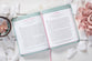Confía en Dios con Cada Aliento: 365 Devociones Diarias para Mujeres (Spanish Edition)