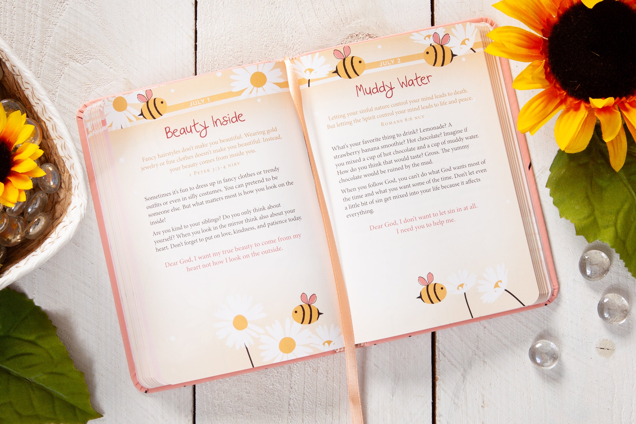 Daily Strength for Girls: 365 Daily Devotional