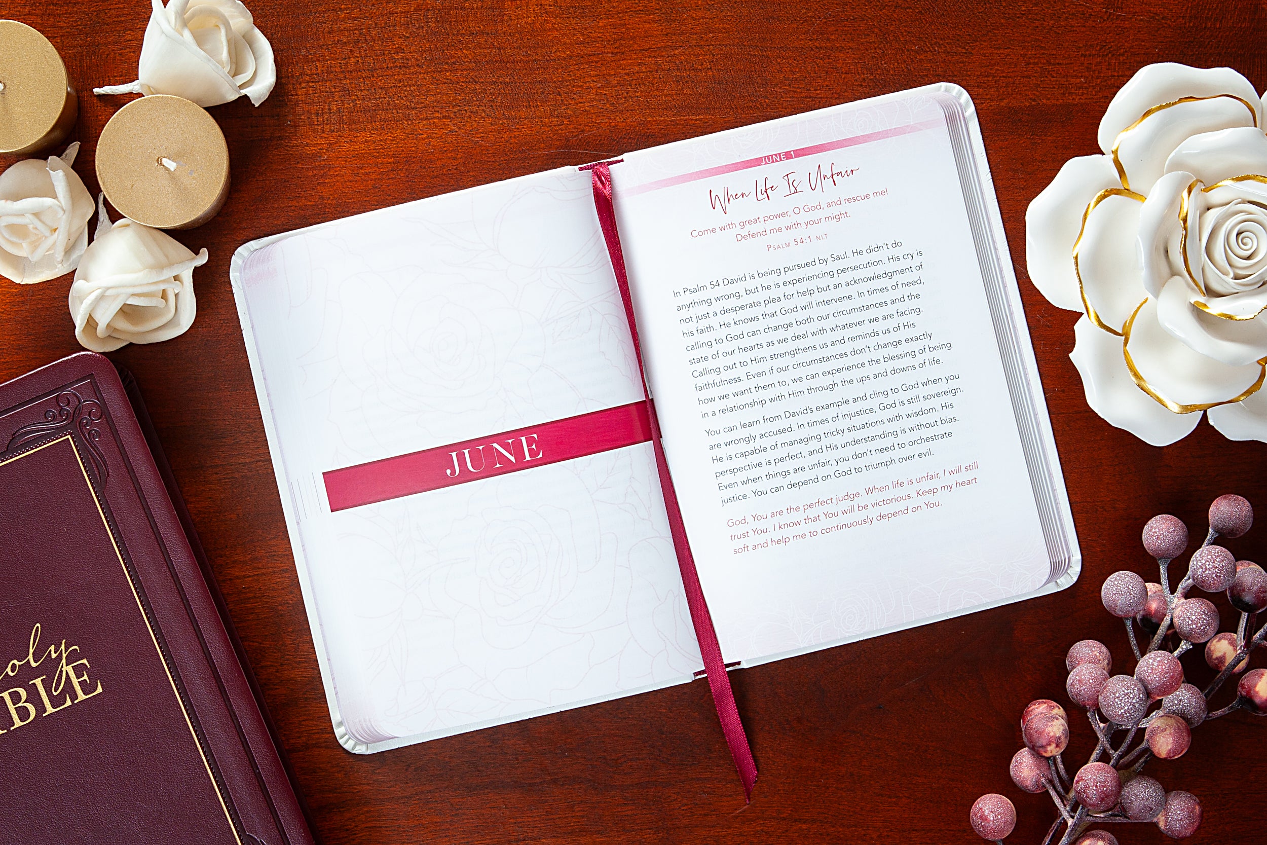 Hearing Jesus: 365 Daily Devotions for Women