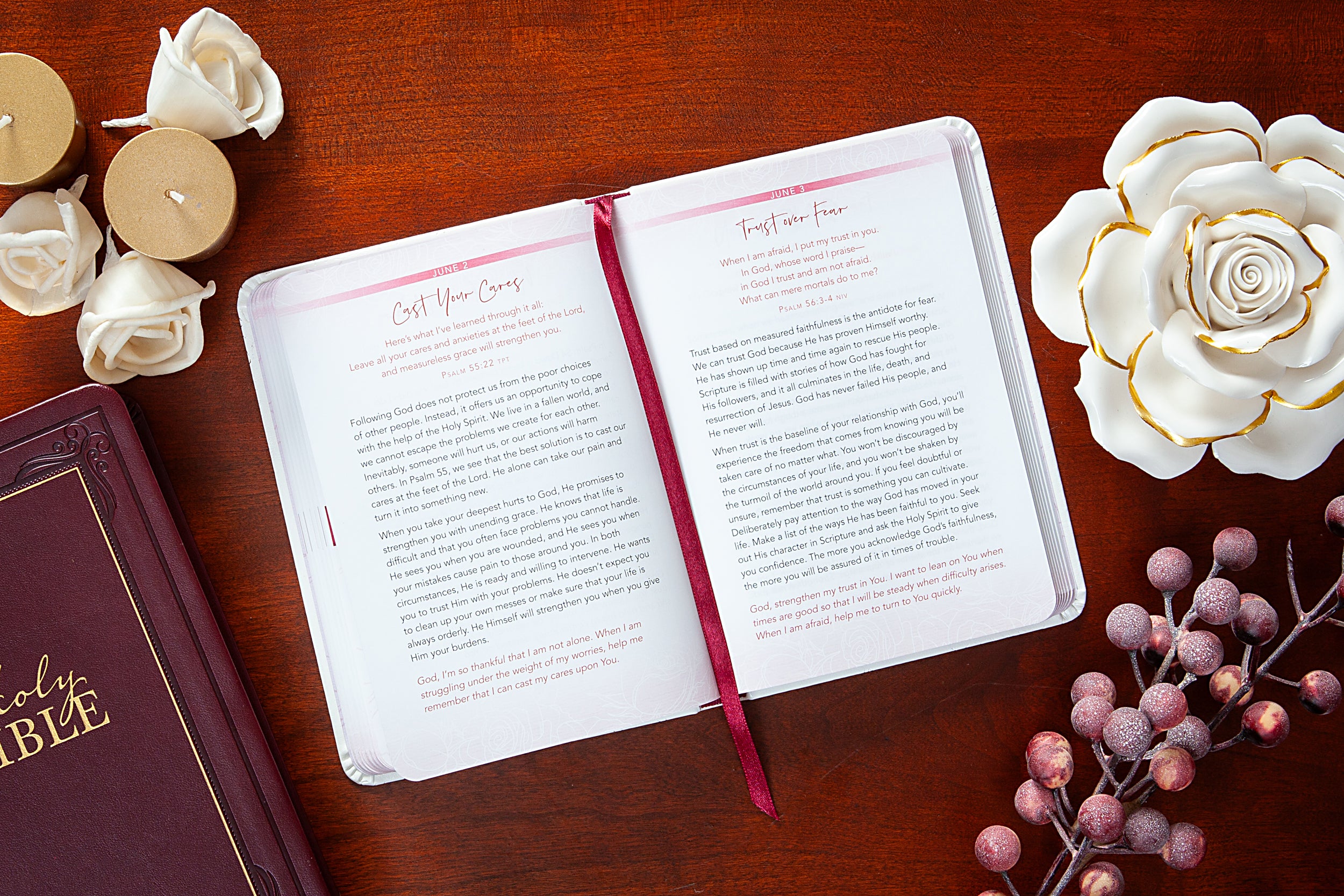 Hearing Jesus: 365 Daily Devotions for Women