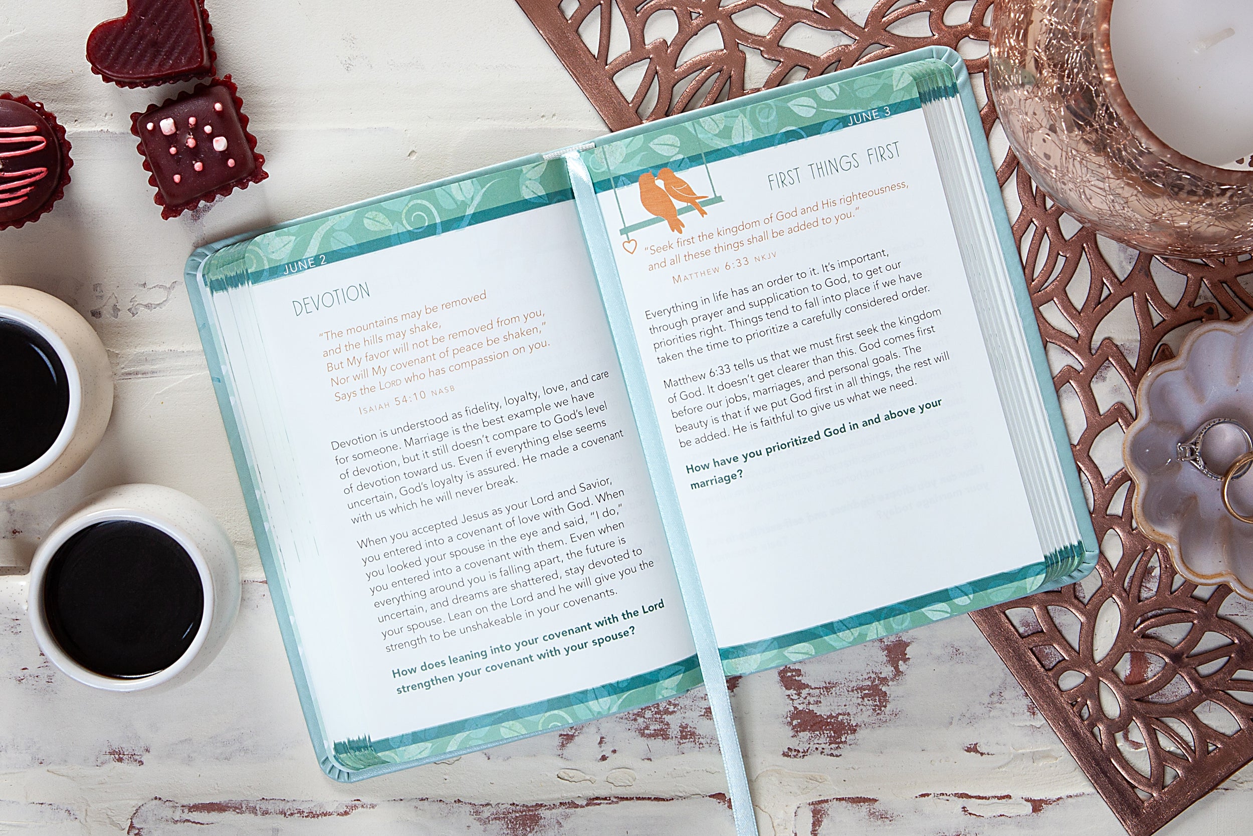 A Little We Time With God: 365 Daily Devotions (365 Daily Devotions Series)