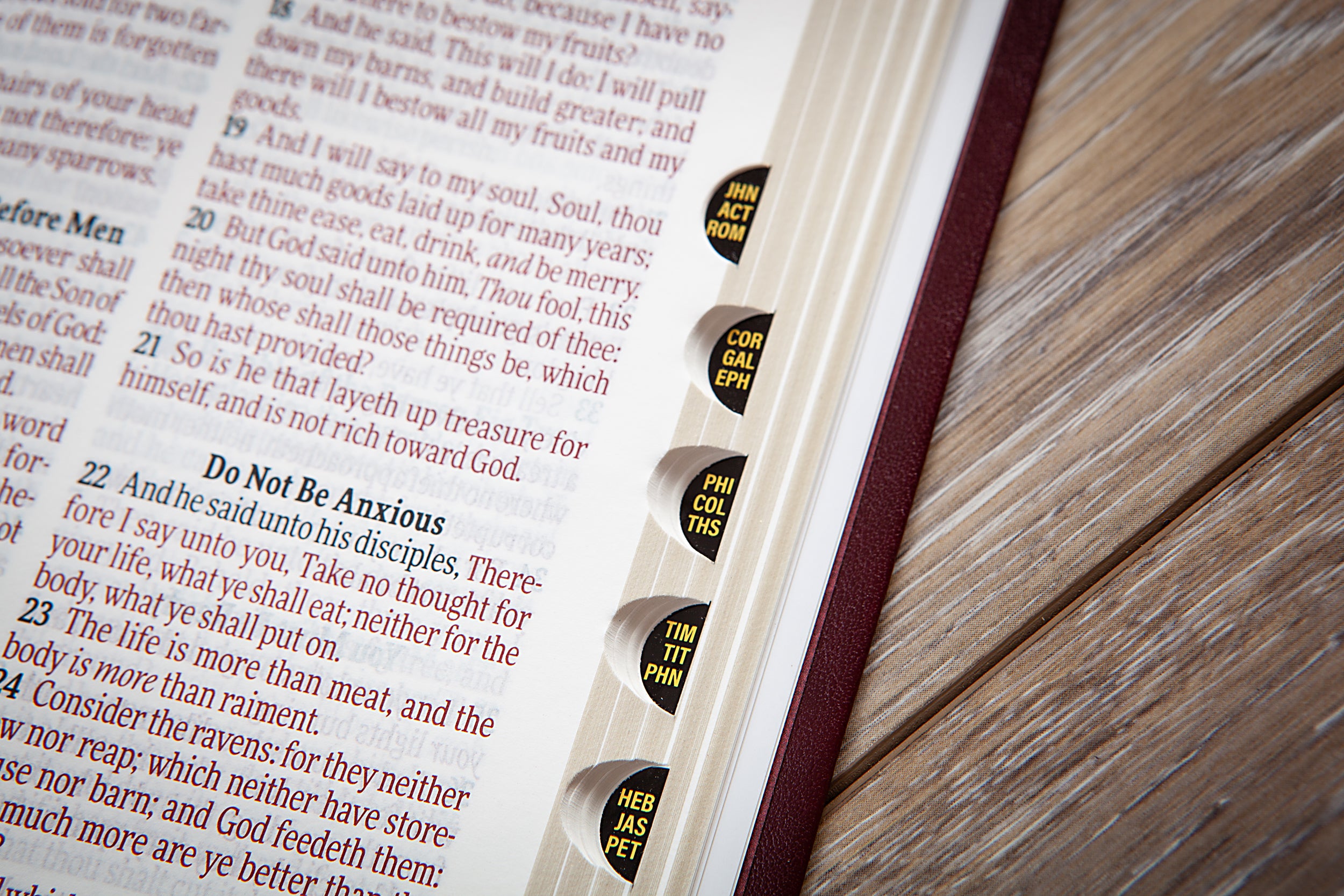 KJV Holy Bible Giant Print Compact Garnet Indexed (Red Letter Edition)