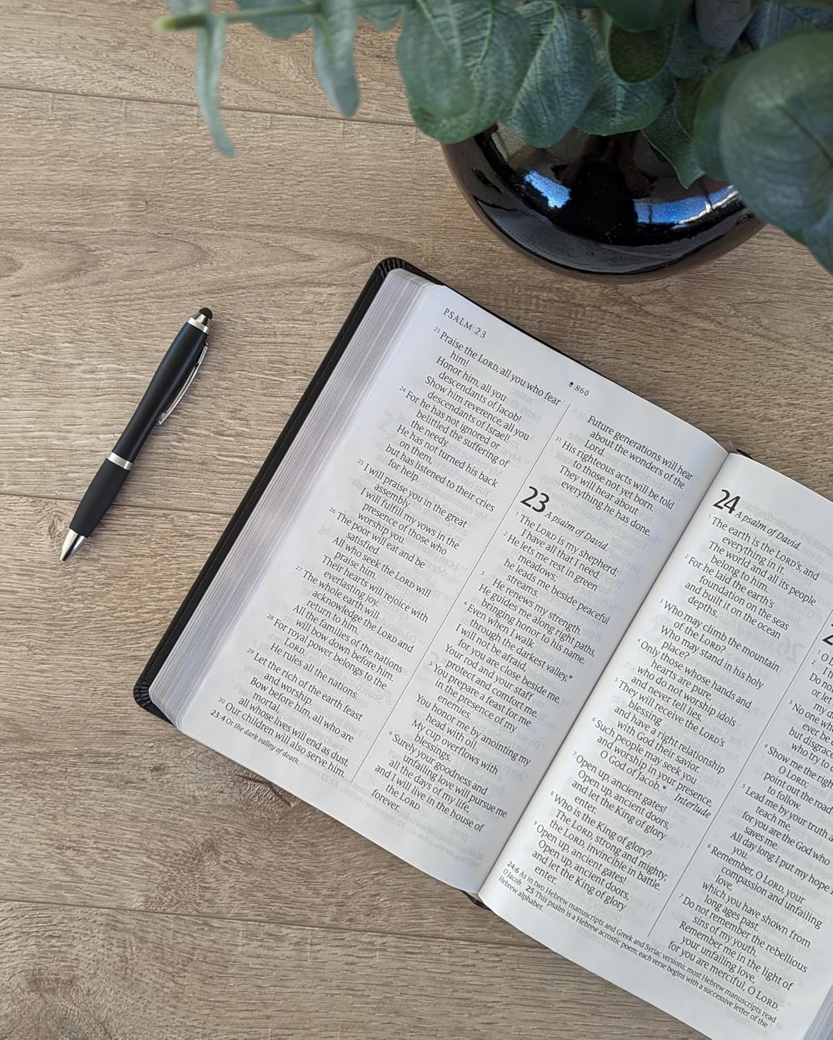 NLT Giant Print Bible, Filament-Enabled Edition (LeatherLike, Black, Red Letter)